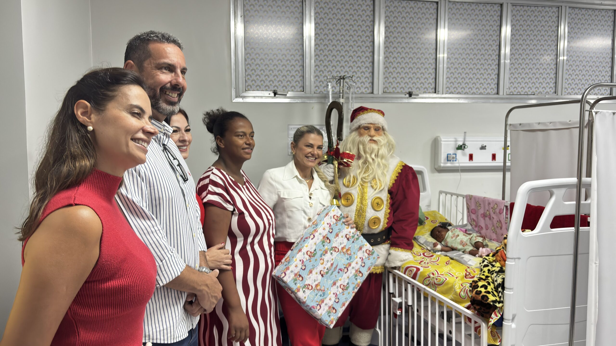 Humanização nos hospitais de Campos: crianças internadas recebem presentes neste Natal