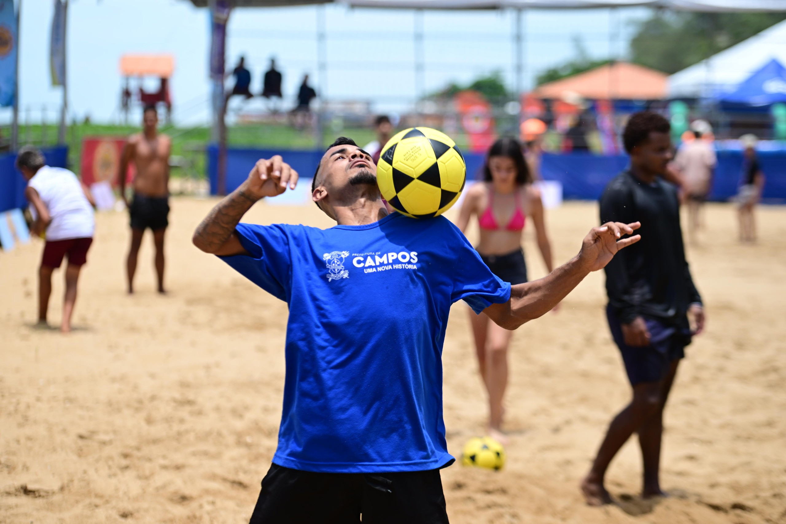 Corrida, beach soccer, altinha, vôlei e capoeira na praia