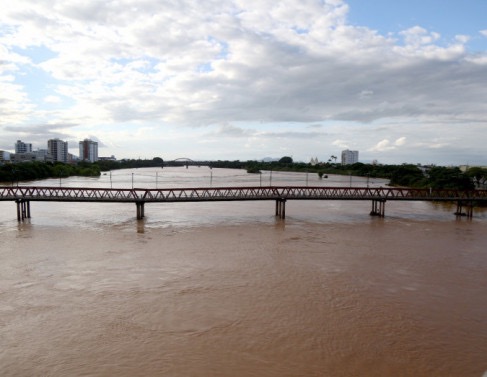 Ponte Barcelos Martins segue interditada após dano estrutural em Campos