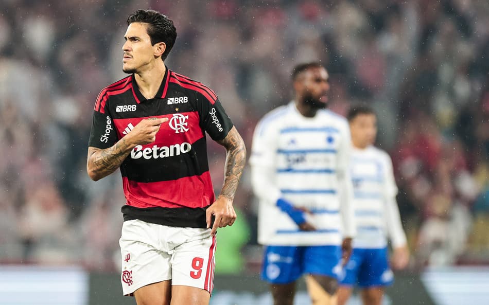 Flamengo vence o Cruzeiro e mantém mineiros no Z-4 do Brasileirão