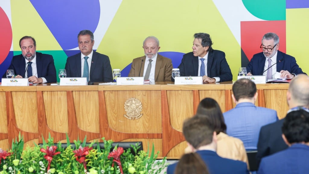 Governo anuncia pacote para conter alta do diesel após disparada do petróleo