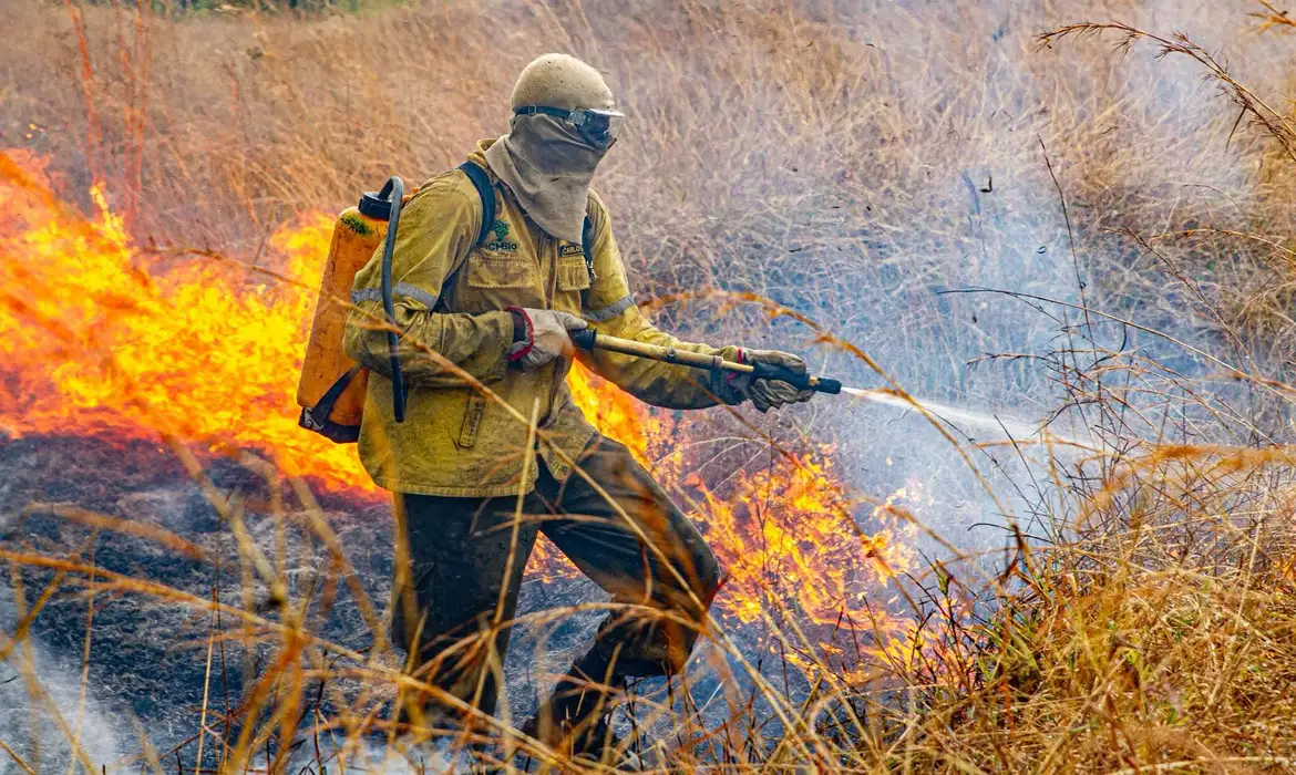 Governo prepara operação nacional contra incêndios florestais em 2026