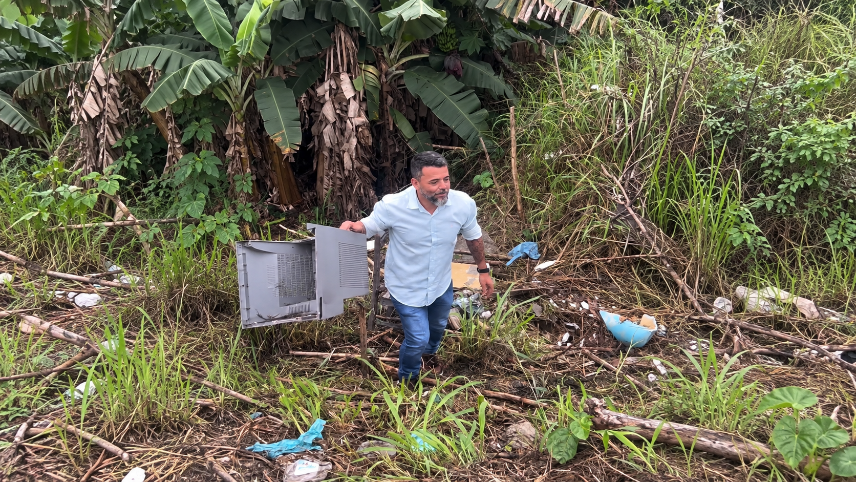 Materiais descartados irregularmente próximo ao sistema de drenagem em Campos