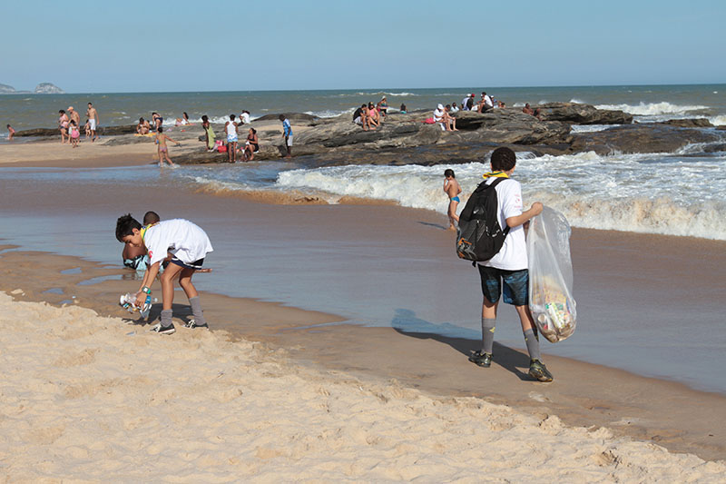 Praia dos Cavaleiros em Macaé recebe ação de limpeza