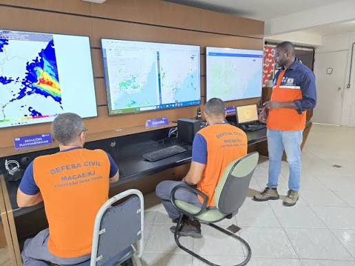 Equipe da Defesa Civil de Macaé durante monitoramento meteorológico