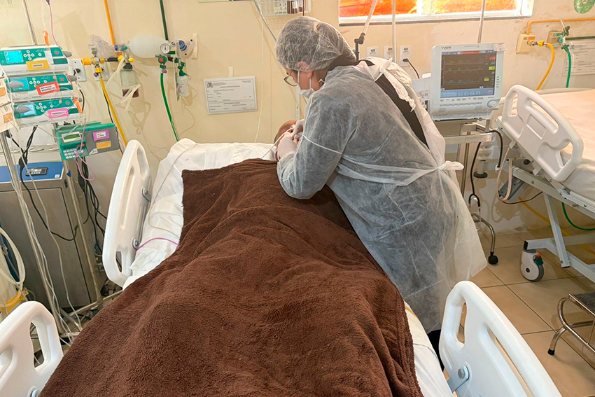 Profissional realiza atendimento odontológico no Hospital Manoel Carola, em São Francisco de Itabapoana
