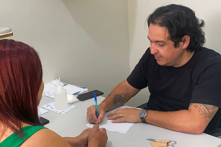 Atendimento de auriculoterapia realizado na UBSF Quilombo, em Campos