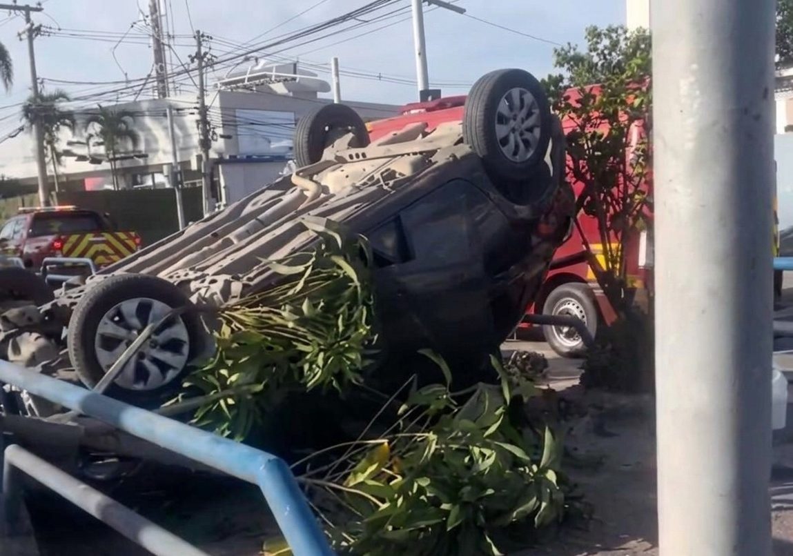 Carro capotado sobre a ciclovia da Avenida 28 de Março, no Turf Club, em Campos