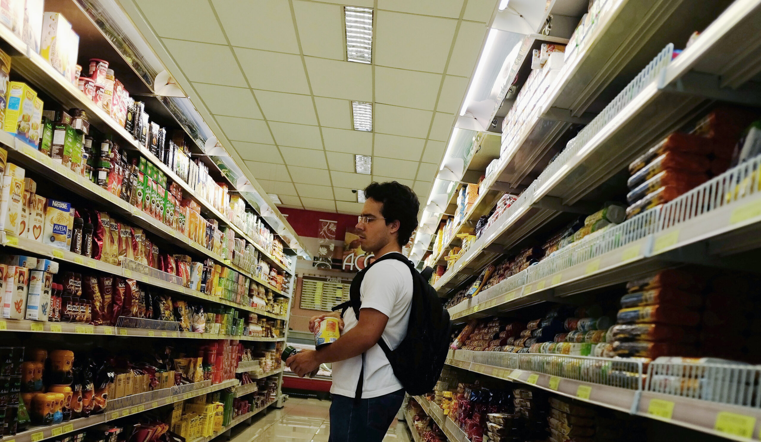 Consumidor em supermercado em imagem de arquivo