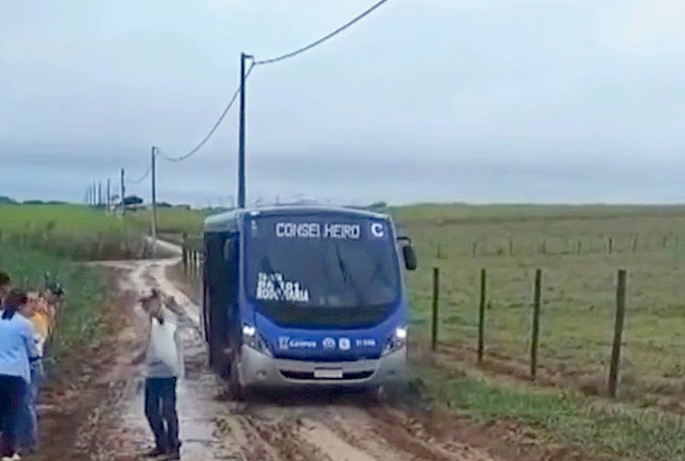Micro-ônibus do transporte do Setor C atolado em estrada vicinal na região Norte de Campos
