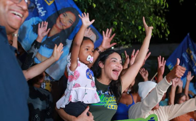 Delegada Madeleine durante agenda de campanha em Campos