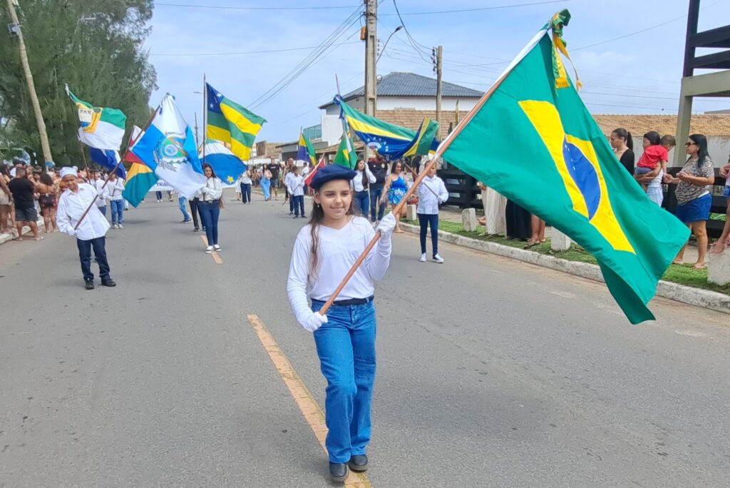 Estudantes e bandas participam de desfile cívico em Farol de São Tomé