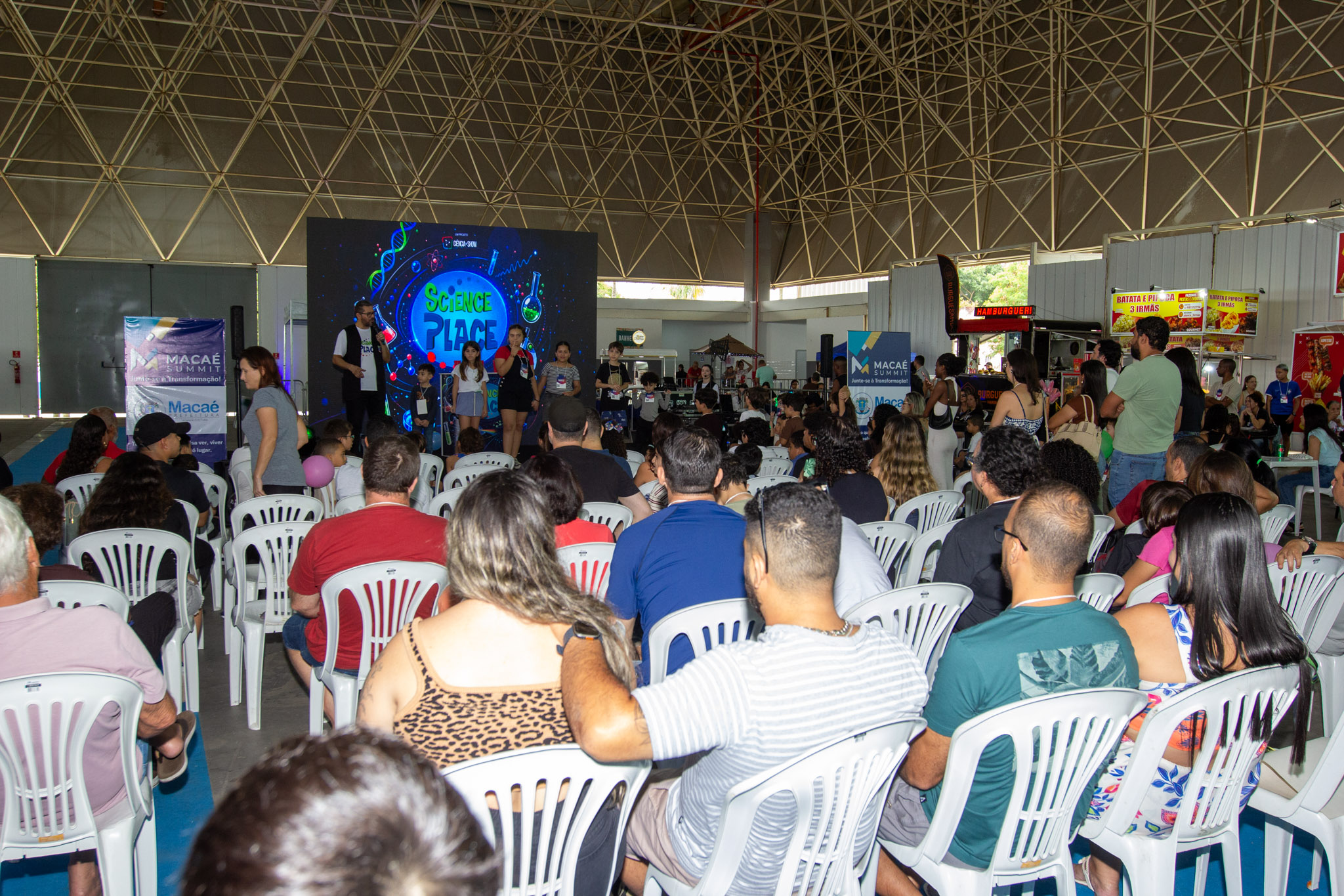 Público participa do encerramento do Macaé Summit 2026 no Centro de Convenções de Macaé