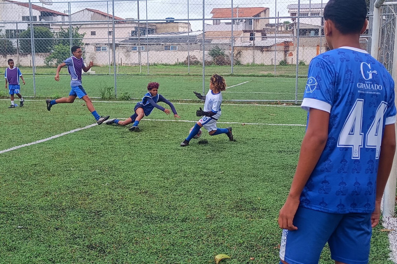 Adolescentes participam de atividade de futebol society em parceria da FME com o Goytacaz