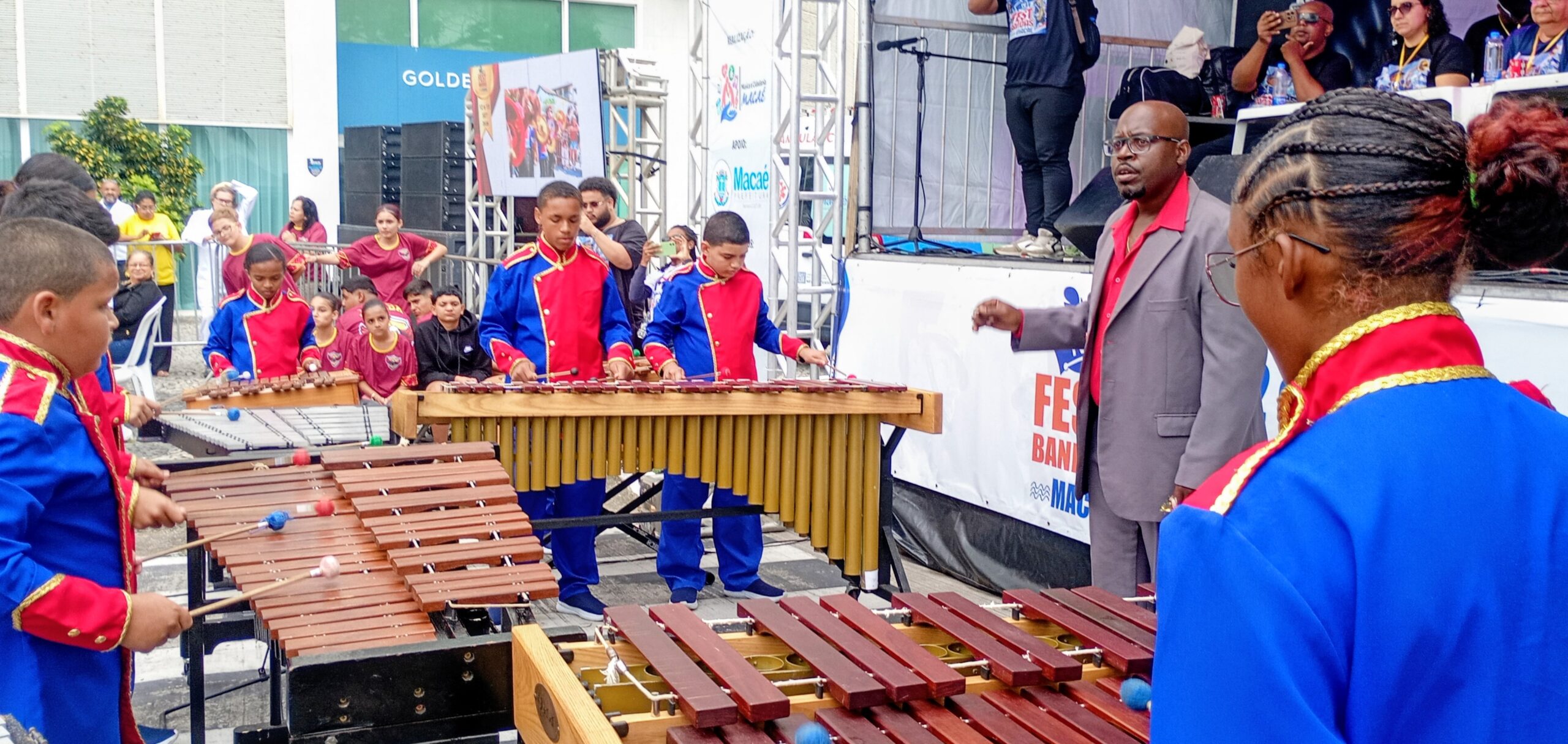 Bandas e fanfarras se apresentam na orla de Imbetiba, em Macaé