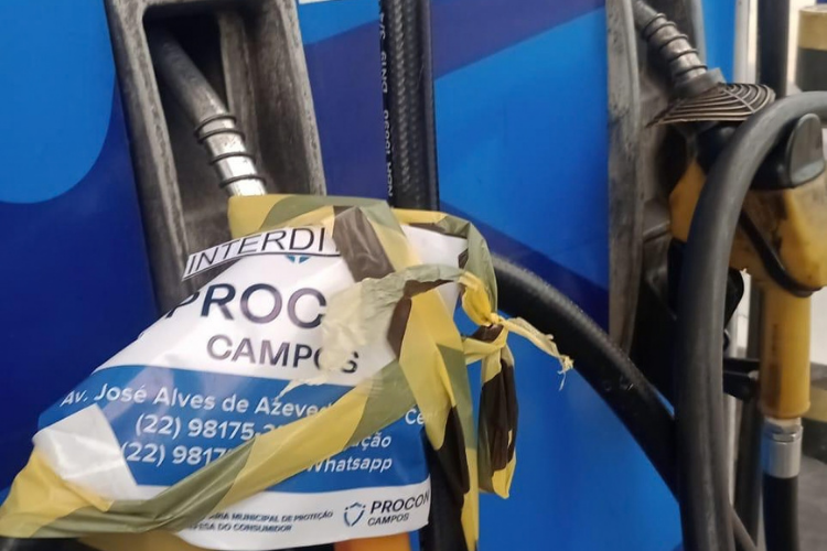 Fiscalização do Procon Campos em posto de combustíveis após denúncia sobre gasolina aditivada