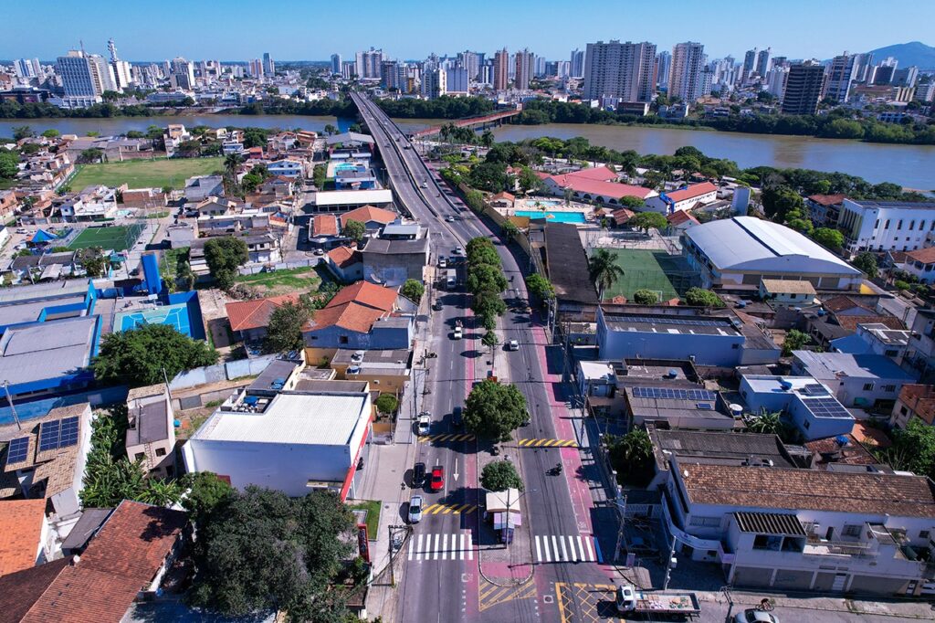 Ciclistas utilizam faixa exclusiva na Ponte Leonel Brizola, em Campos