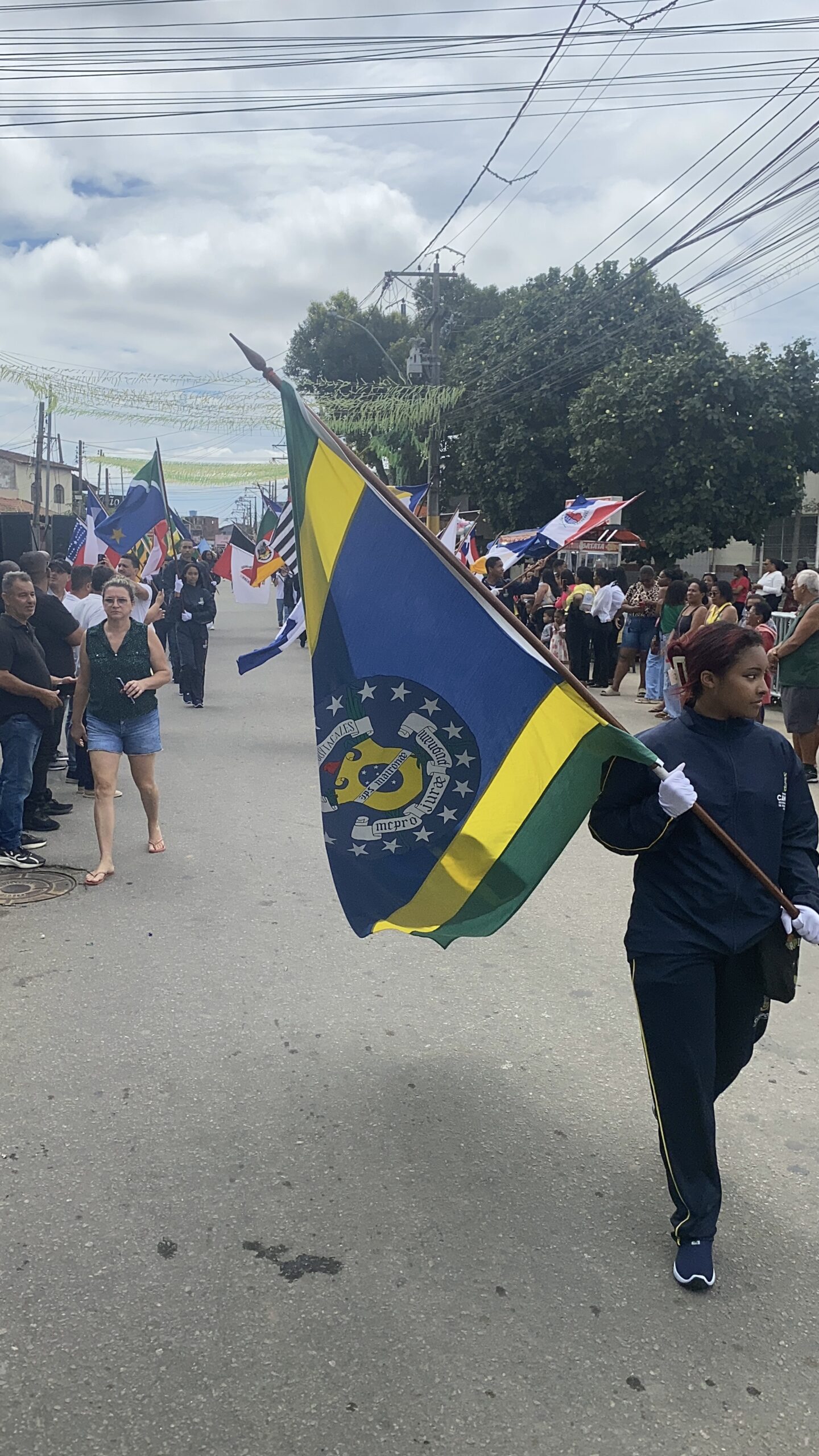 Desfile cívico com estudantes e bandas no bairro da Penha, em Campos