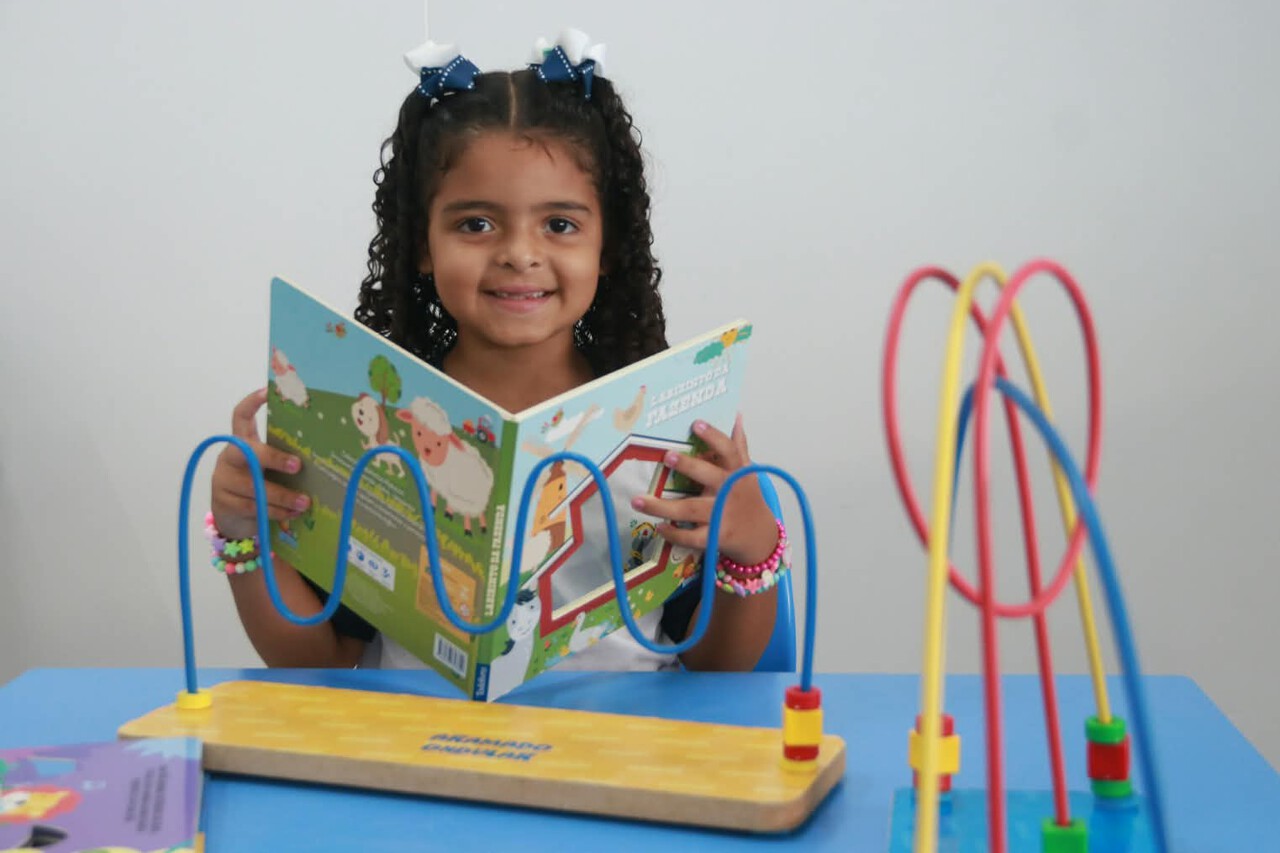 Crianças acessam livros infantojuvenis disponibilizados no Portal PAE de Campos