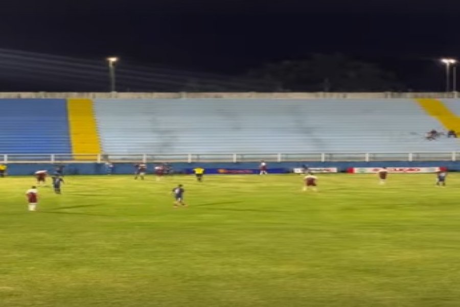 Partida entre Macaé Esporte e Univassouras Artsul no Estádio Cláudio Moacyr de Azevedo