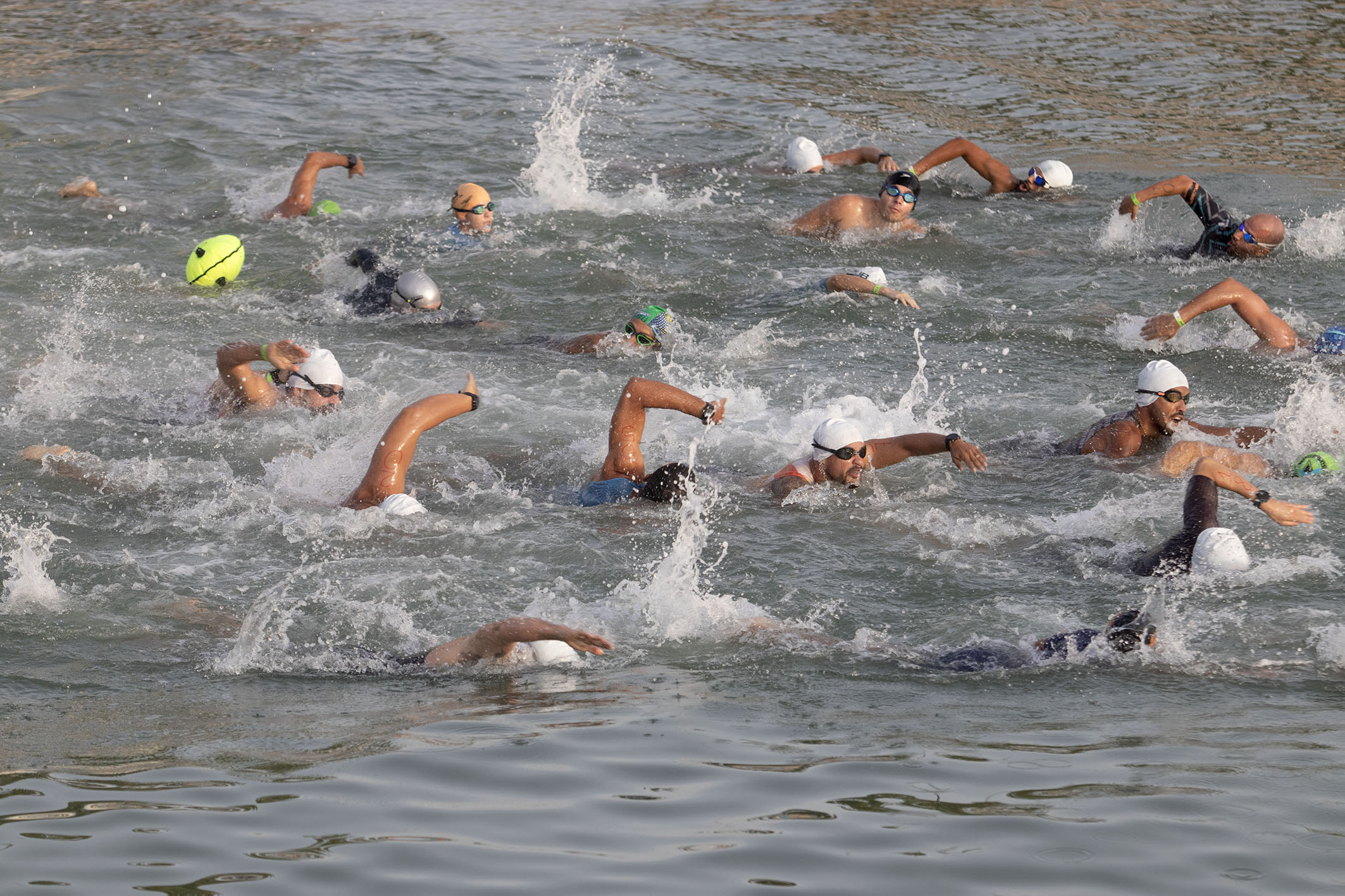 Atletas durante prova de triathlon em Macaé