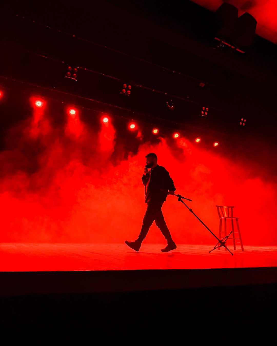 Imagem de divulgação do show Fé Amolada Faca Cega de Tiago Santineli