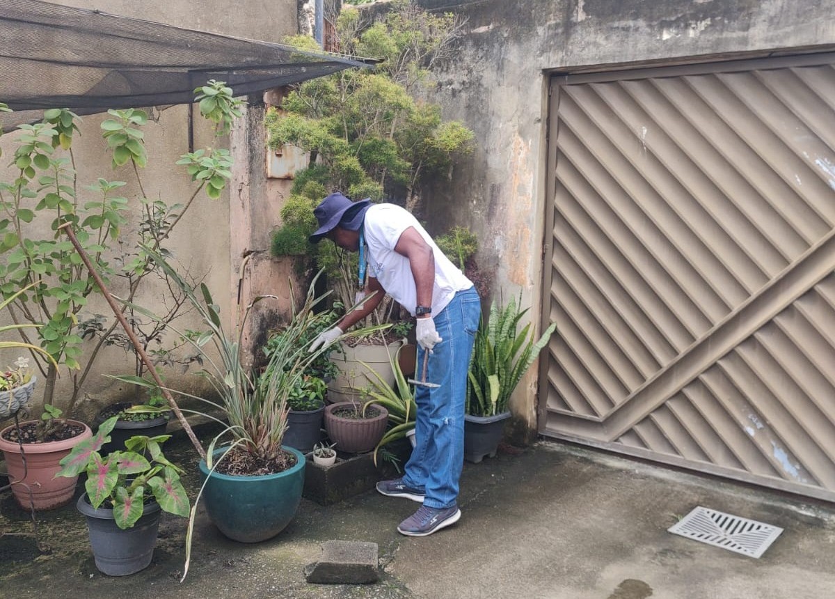 Agentes da Vigilância Ambiental de Macaé durante ação de combate a endemias