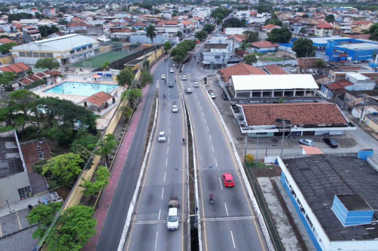 Ciclistas e pedestres atravessam a Ponte Leonel Brizola, em Campos