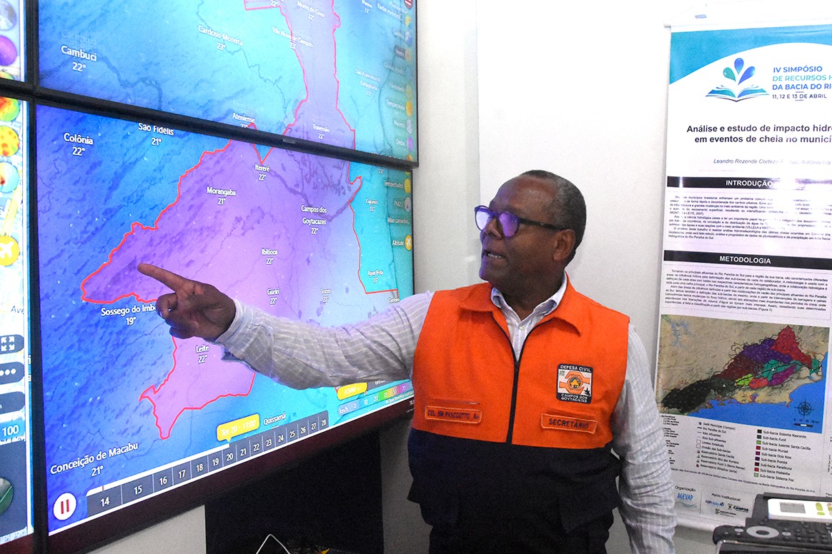 Coronel Alcemir Pascoutto acompanha mapas meteorológicos no Cemod. Foto: Vadinho Ferreira/Prefeitura de Campos