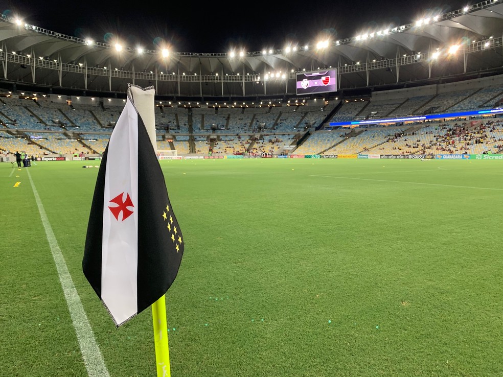 Bandeira do Vasco no gramado do Maracanã